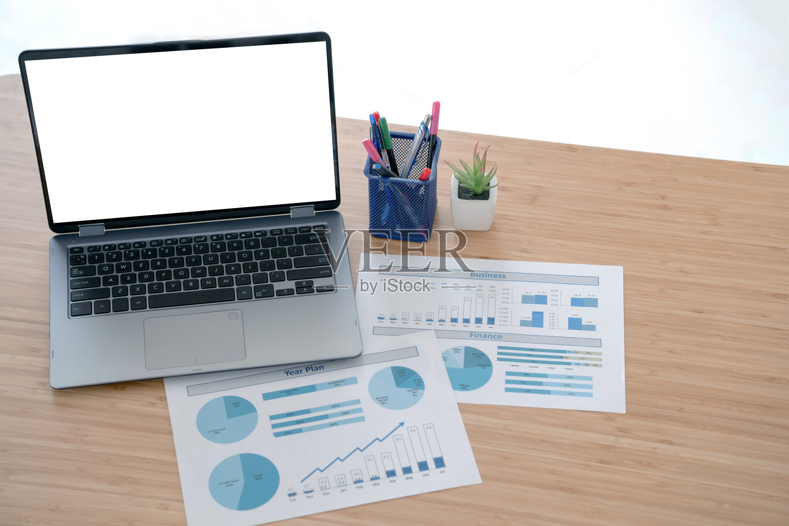 笔记本电脑和文件放在窗前的桌子上照片摄影图片