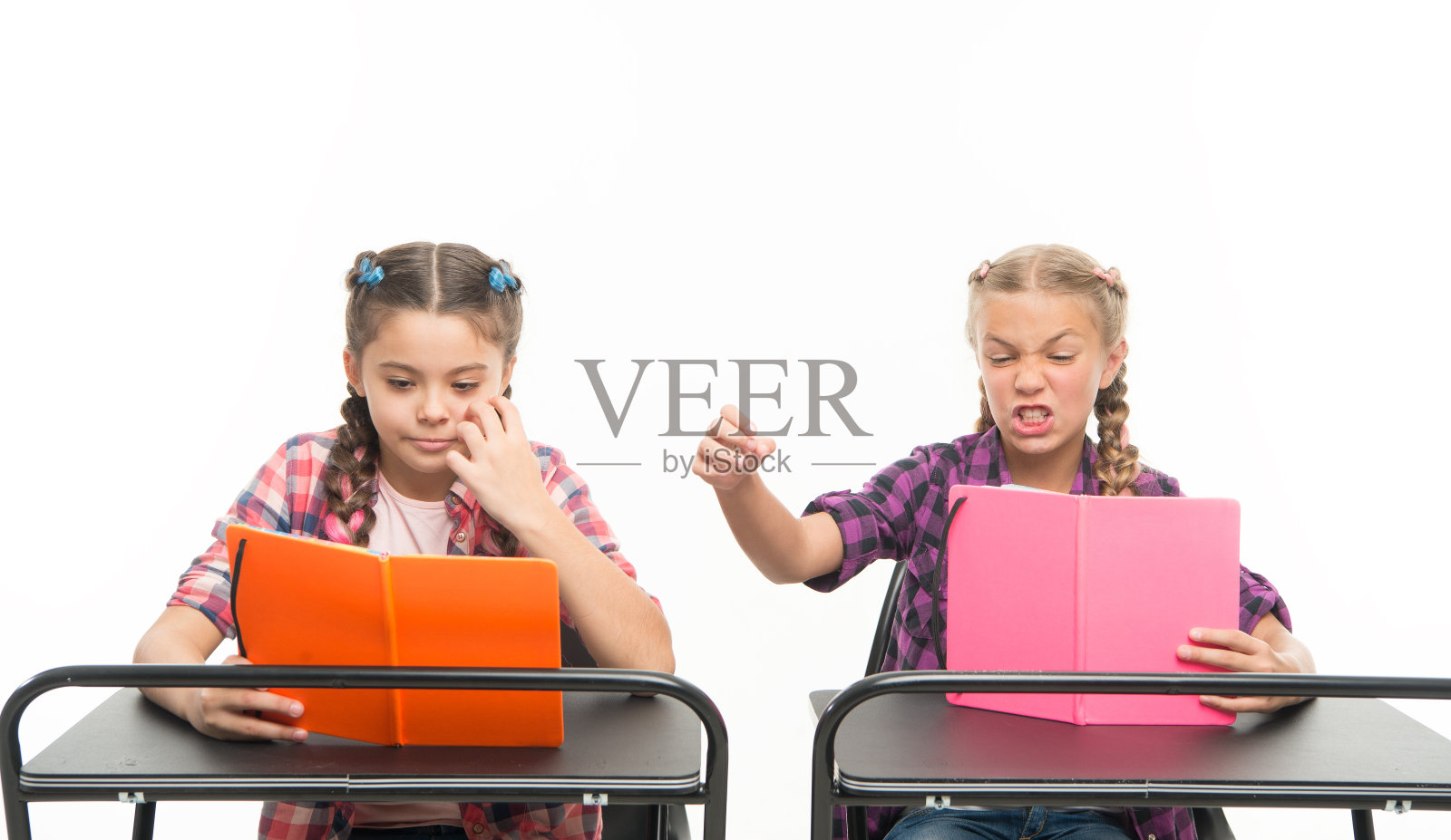 10、个人态度决定成功。获取知识。拿着书的小女孩坐在课桌前读书。小孩子在学校学习阅读和写作。阅读技巧。相反的印象照片摄影图片