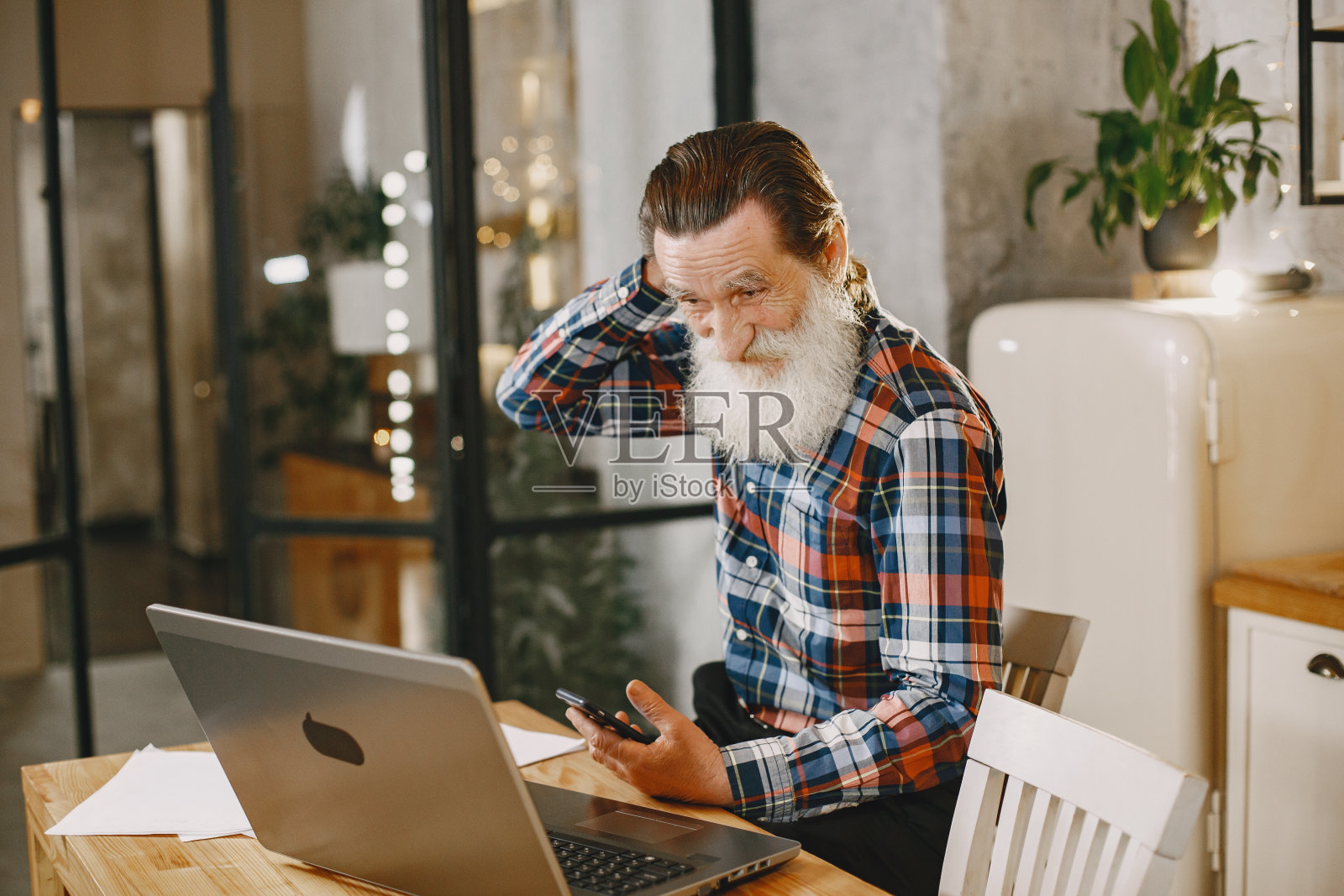 一个老人坐在家里的桌子旁照片摄影图片