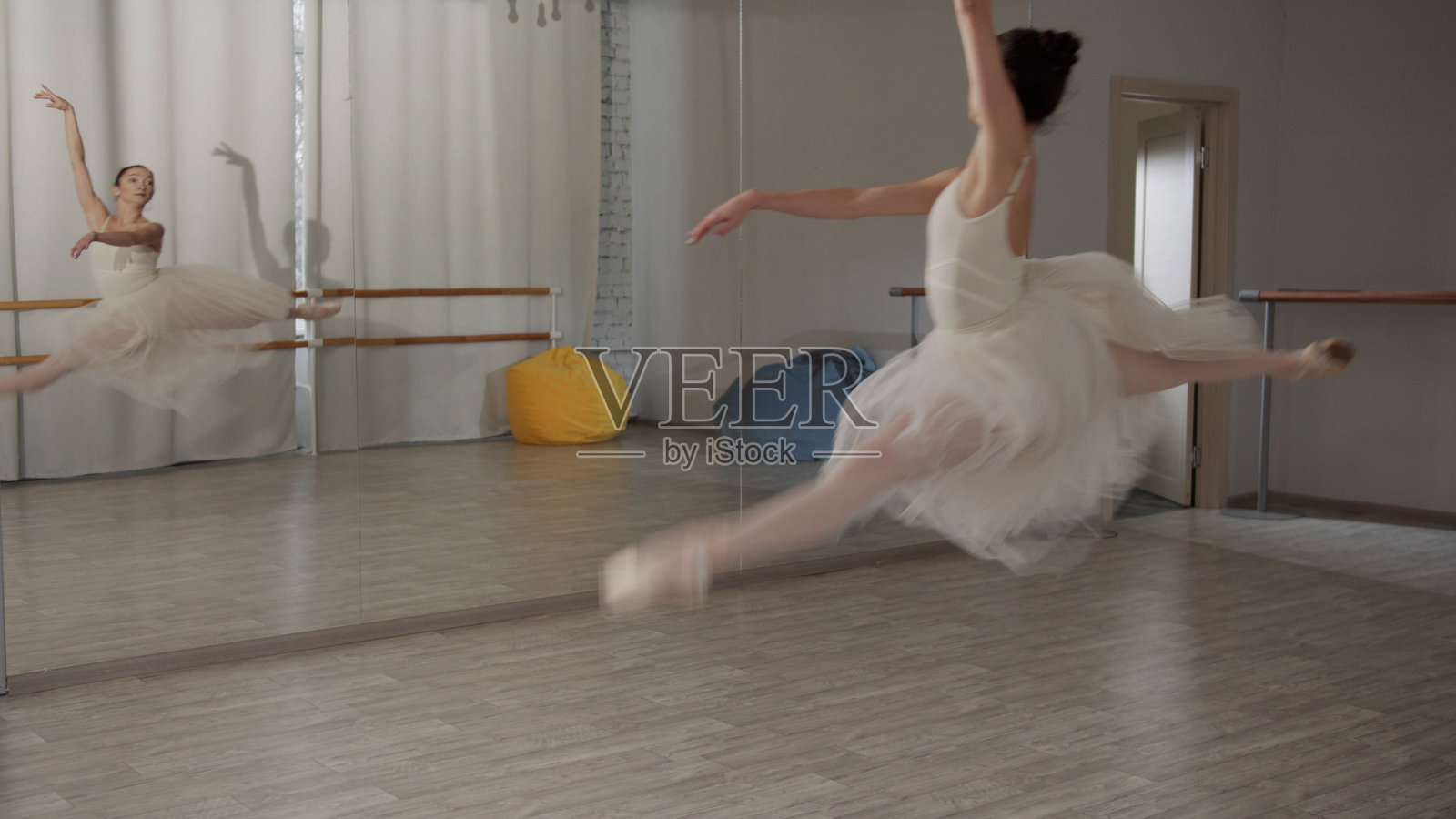 慢动作镜头。迷人的芭蕾舞演员做了一个美丽的跳跃,并继续她的舞步和脚尖旋转舞蹈照片摄影图片