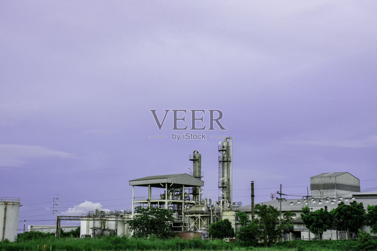 夕阳下的工业工厂照片摄影图片