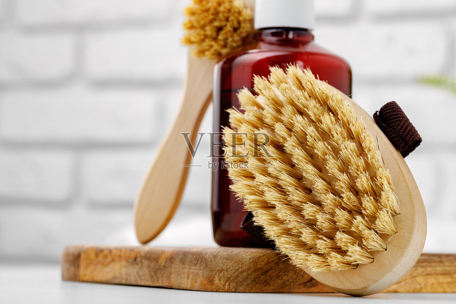 洗浴液容器和按摩刷照片摄影图片