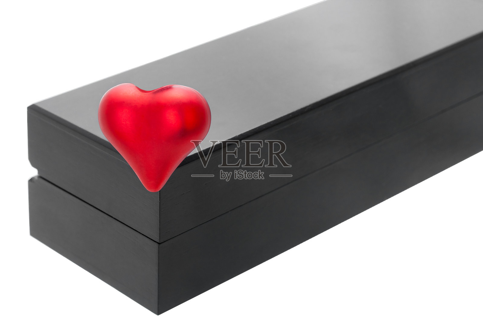 红心黑木标签盒的一角为情人节礼物,节日物品孤立在白色背景与复制空间。照片摄影图片