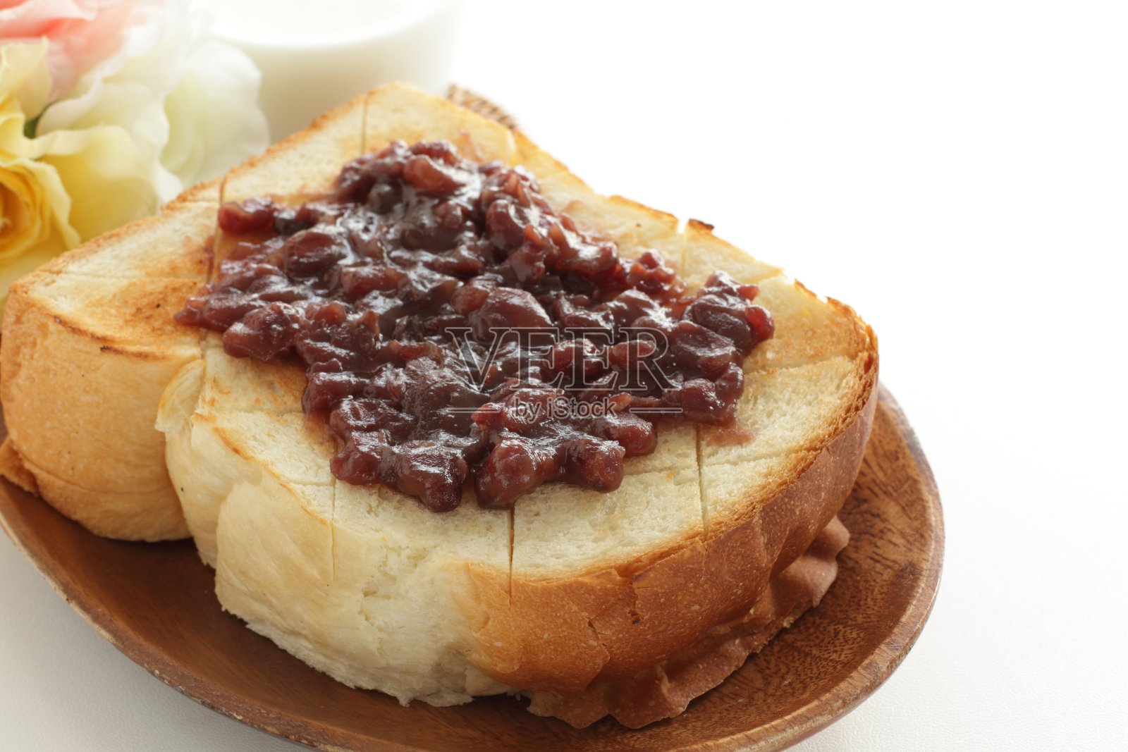 厚切的吐司和牛奶照片摄影图片