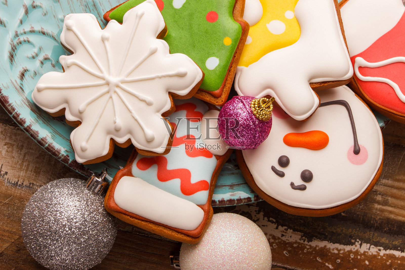 姜饼用不同的装饰从糖果乳香照片摄影图片