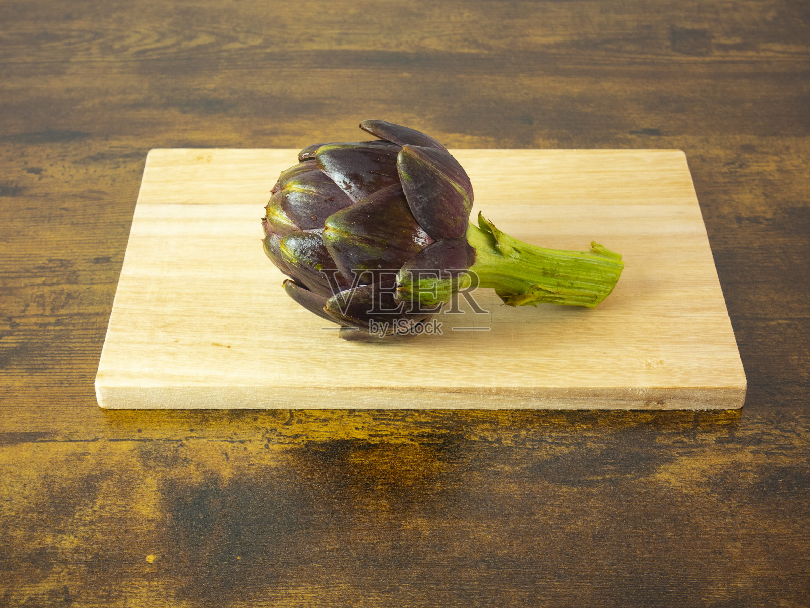 洋蓟放在砧板上放在桌上,素菜的静物,作料为素食食谱照片摄影图片