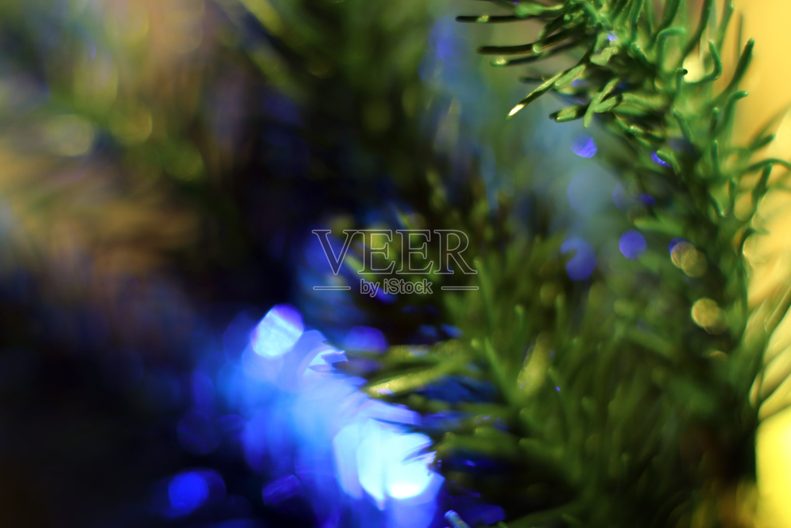 圣诞散景。抽象假日散焦背景。圣诞树上模糊的灯光照片摄影图片