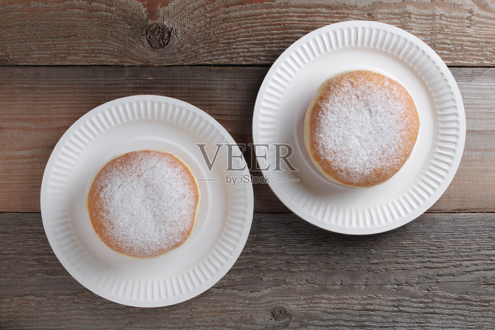 两个新鲜的甜甜圈照片摄影图片