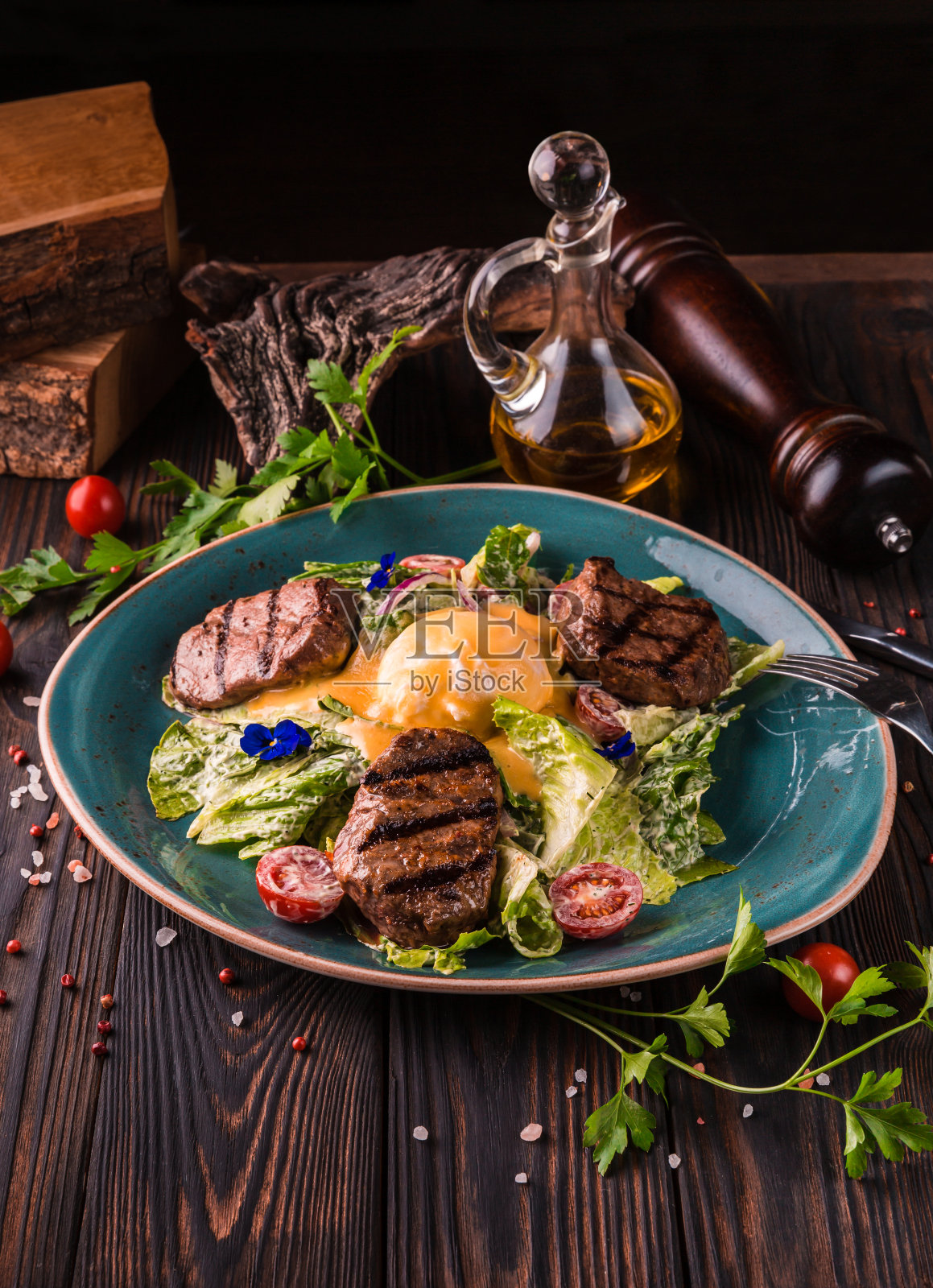 蛋本尼迪克特与牛肉在一个大的白色盘子。传统英式早餐有蛋本尼迪克特,樱桃番茄,生菜。本尼迪克特蛋在餐厅的餐桌背景。照片摄影图片