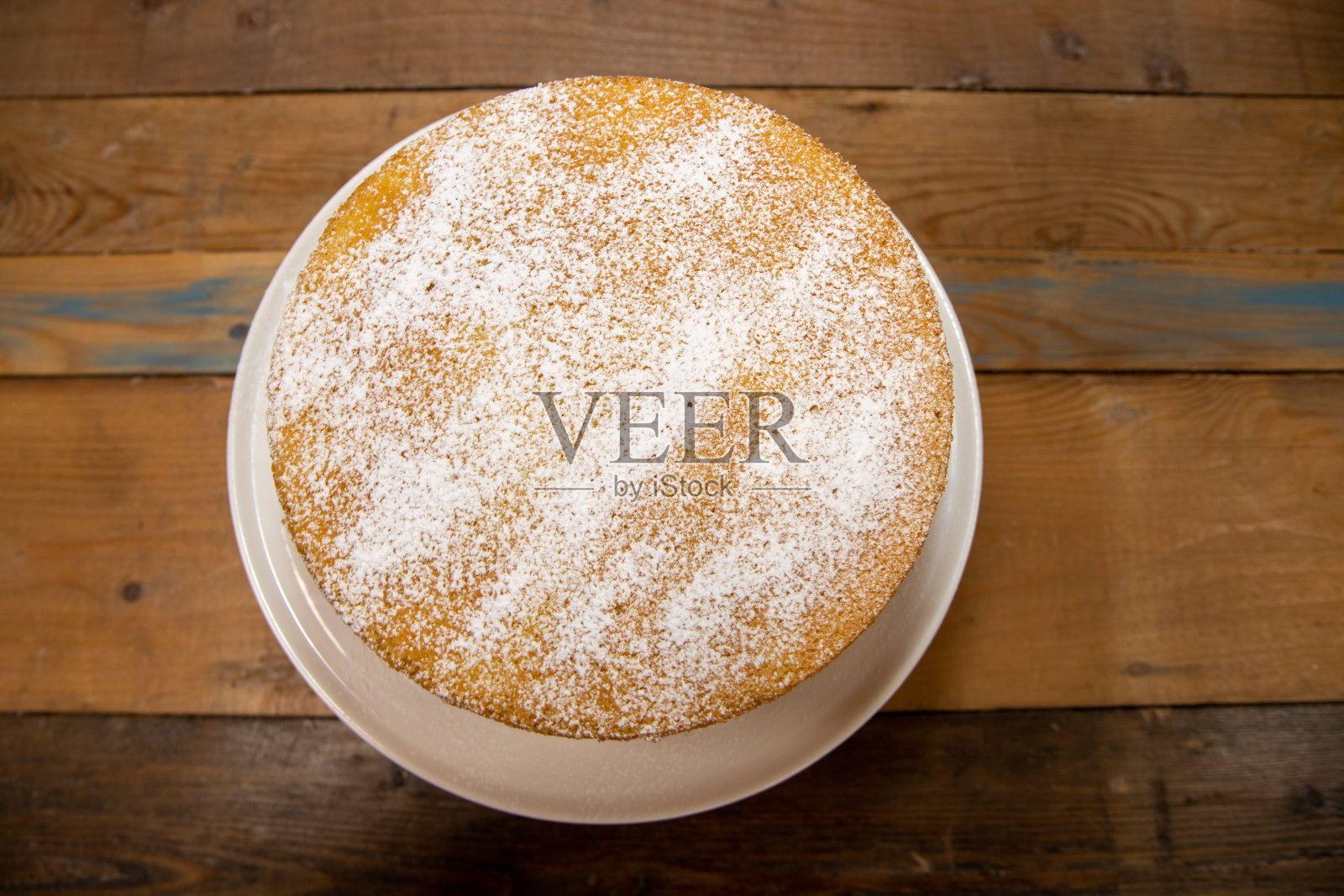 一个美味的基本海绵蛋糕与奶油在厨房照片摄影图片