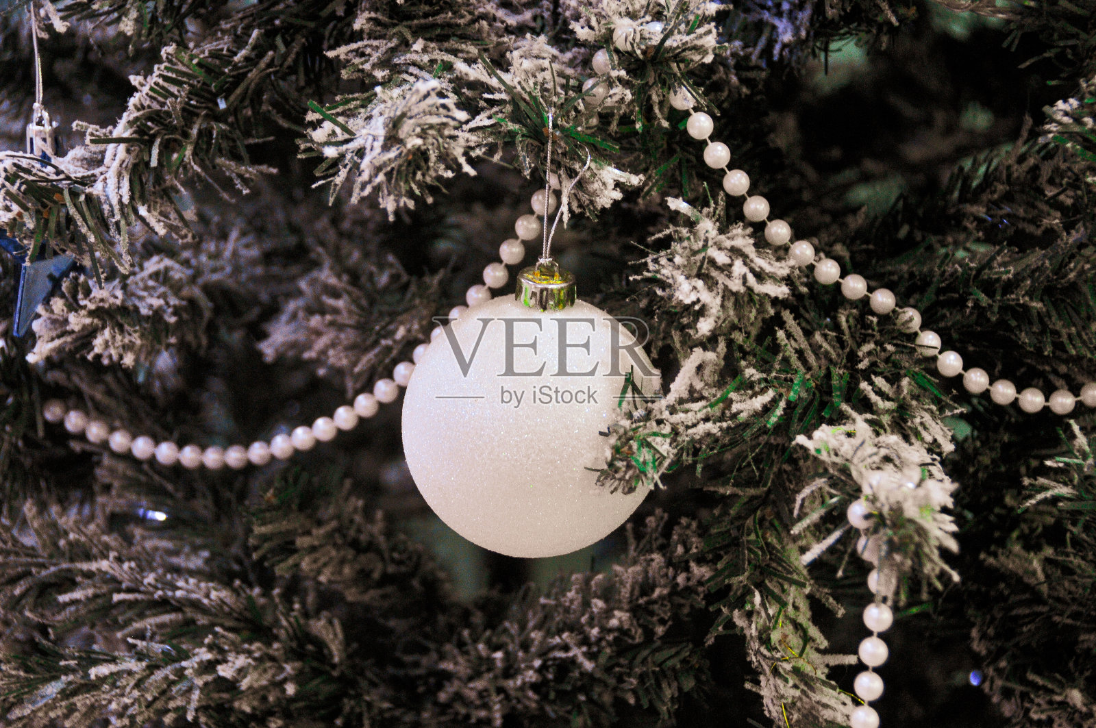 美丽的圣诞树白色球白色的背景照片摄影图片