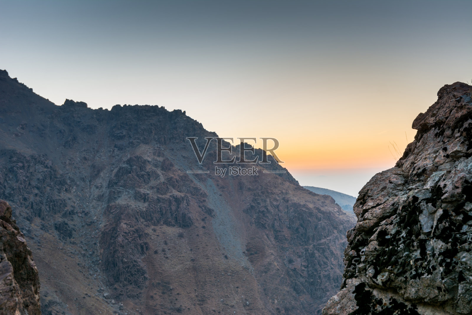 清晨德黑兰市背景下的托查尔山多彩天空和达尔班德山谷的贫瘠山景,是德黑兰居民的热门休闲区照片摄影图片