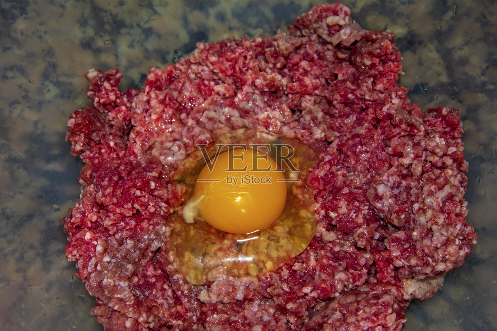 蛋在生绞牛肉的特写照片摄影图片