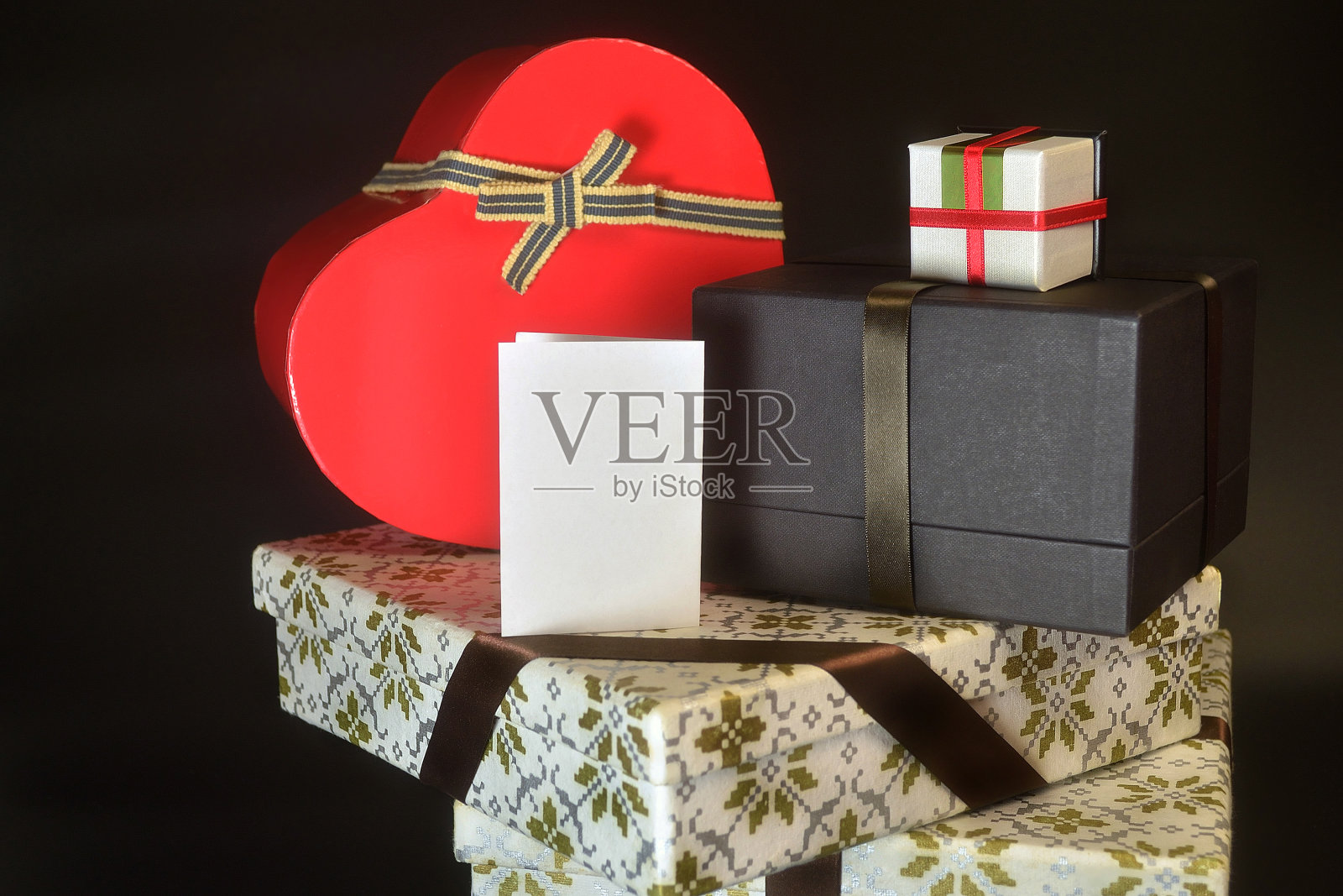 带有黑色背景贺卡的礼品盒照片摄影图片