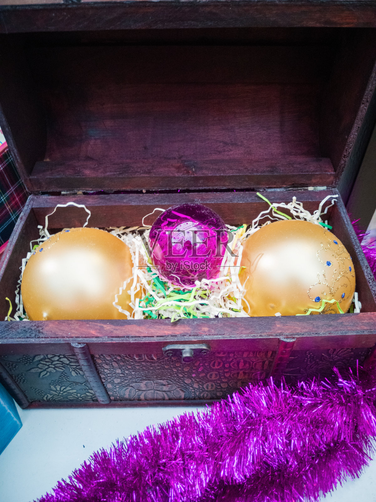 三个圣诞树玩具放在一个节日盒子里照片摄影图片