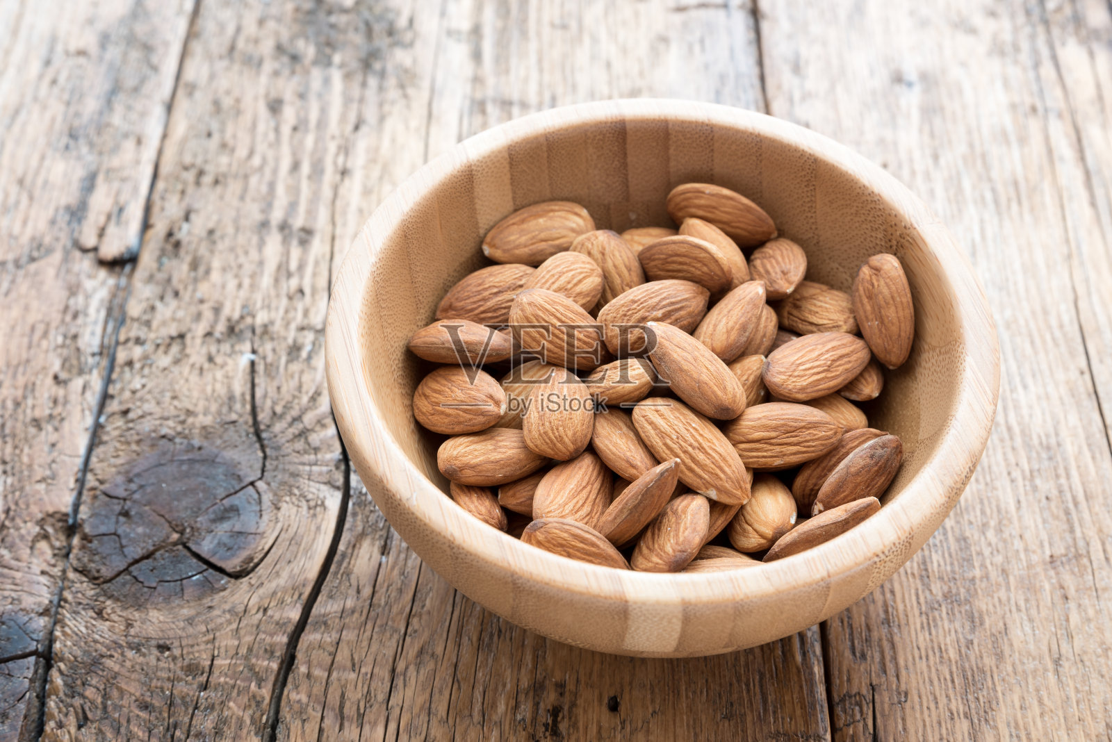 木桌上放些杏仁照片摄影图片
