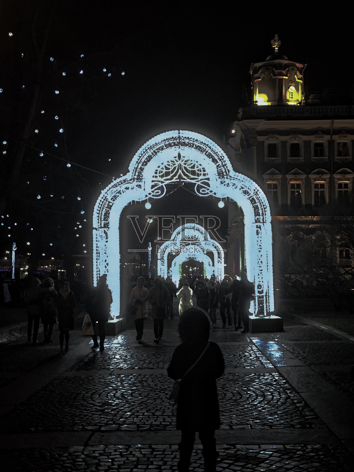 冬末的夜晚,圣彼得堡市中心的新年装饰照片摄影图片