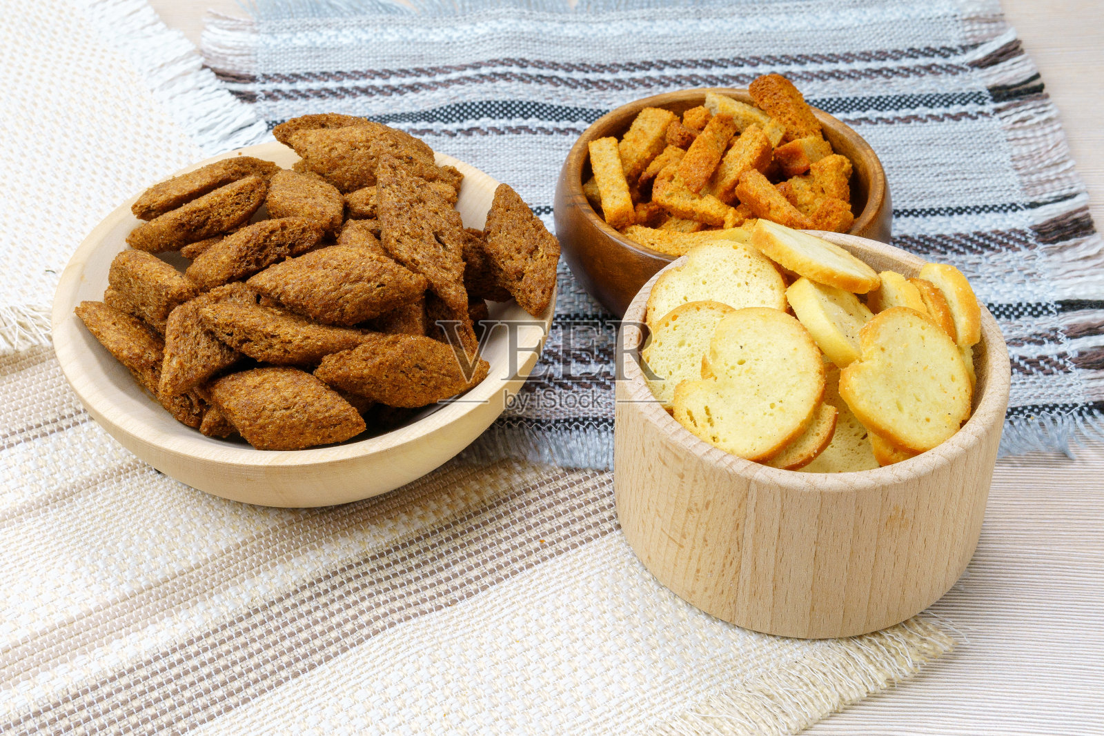 油炸面包丁特写了三种饼干白的,黑的,棕色的。照片摄影图片