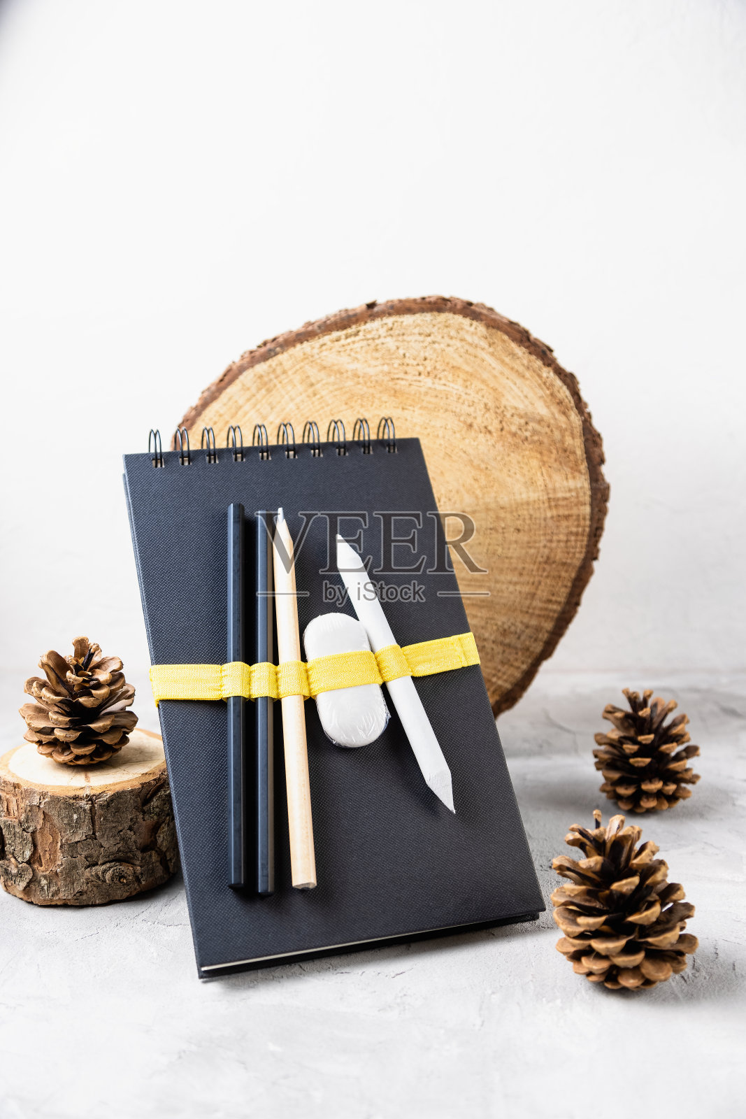 素描本或笔记本,铅笔,橡皮,松果照片摄影图片