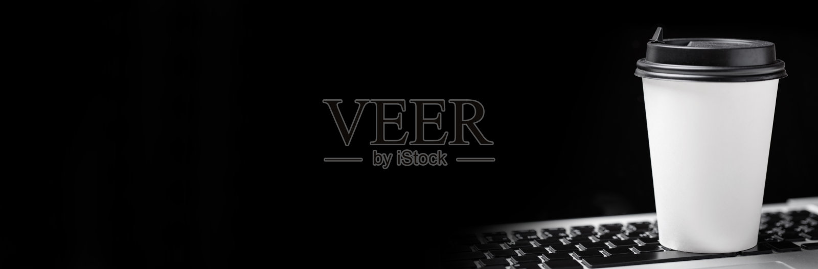 咖啡杯带走的笔记本电脑键盘照片摄影图片