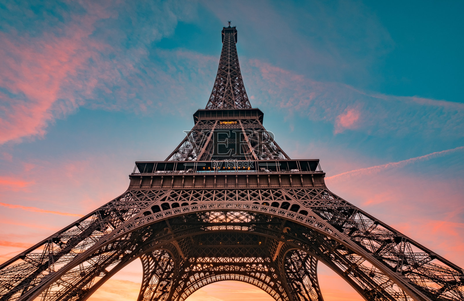 黎明时分的埃菲尔铁塔,法国巴黎照片摄影图片