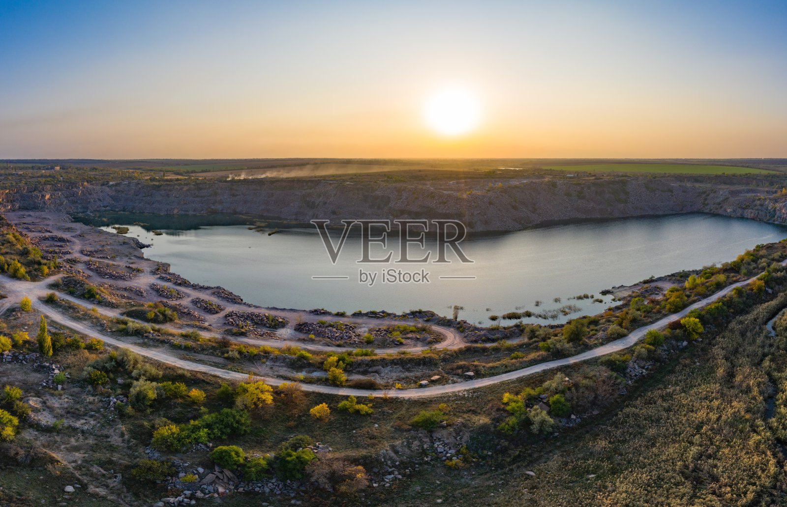老水淹采石场,天然花岗岩采石场照片摄影图片