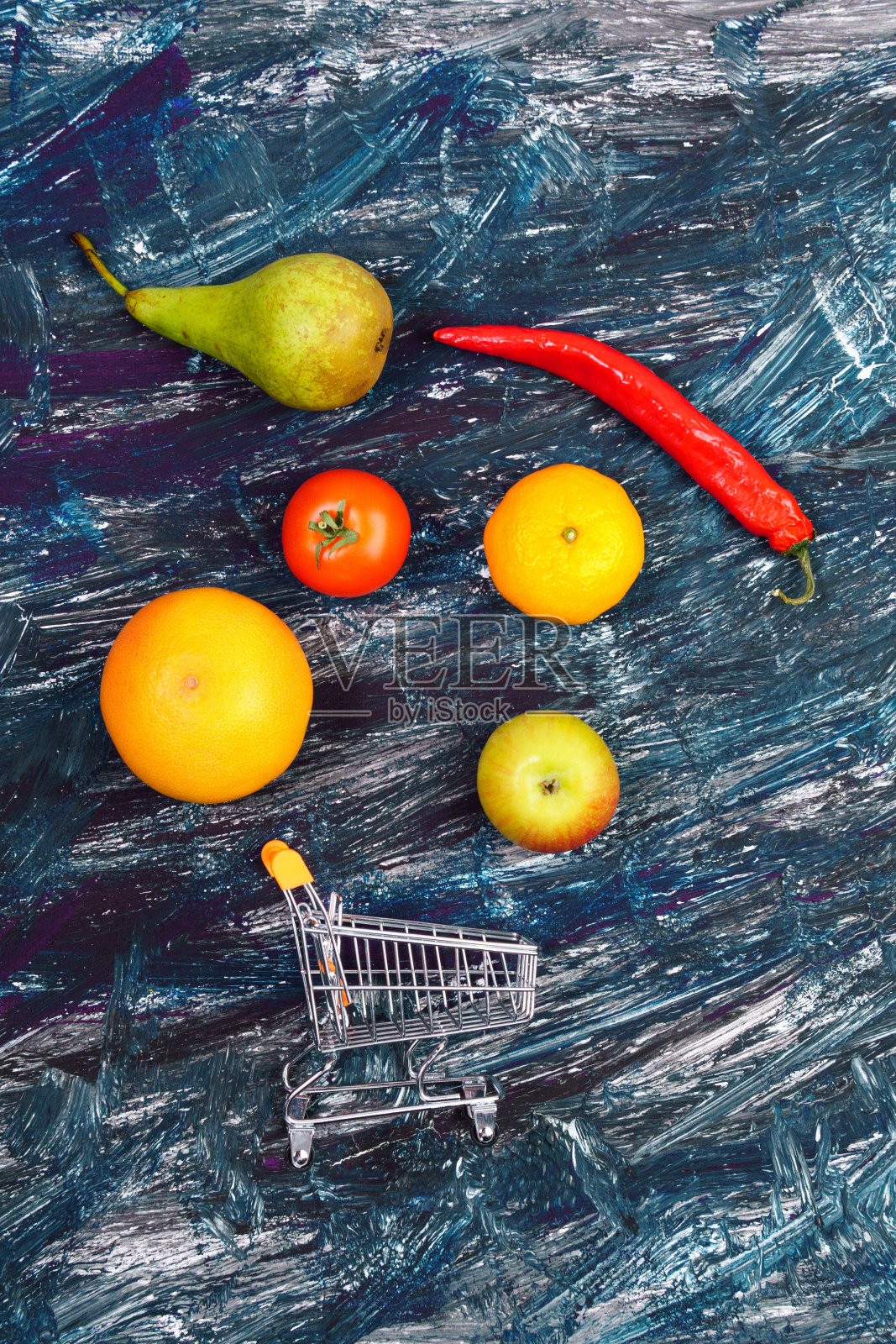 购买健康的蔬菜和水果概念在一个黑暗的背景俯视图。垂直图照片摄影图片