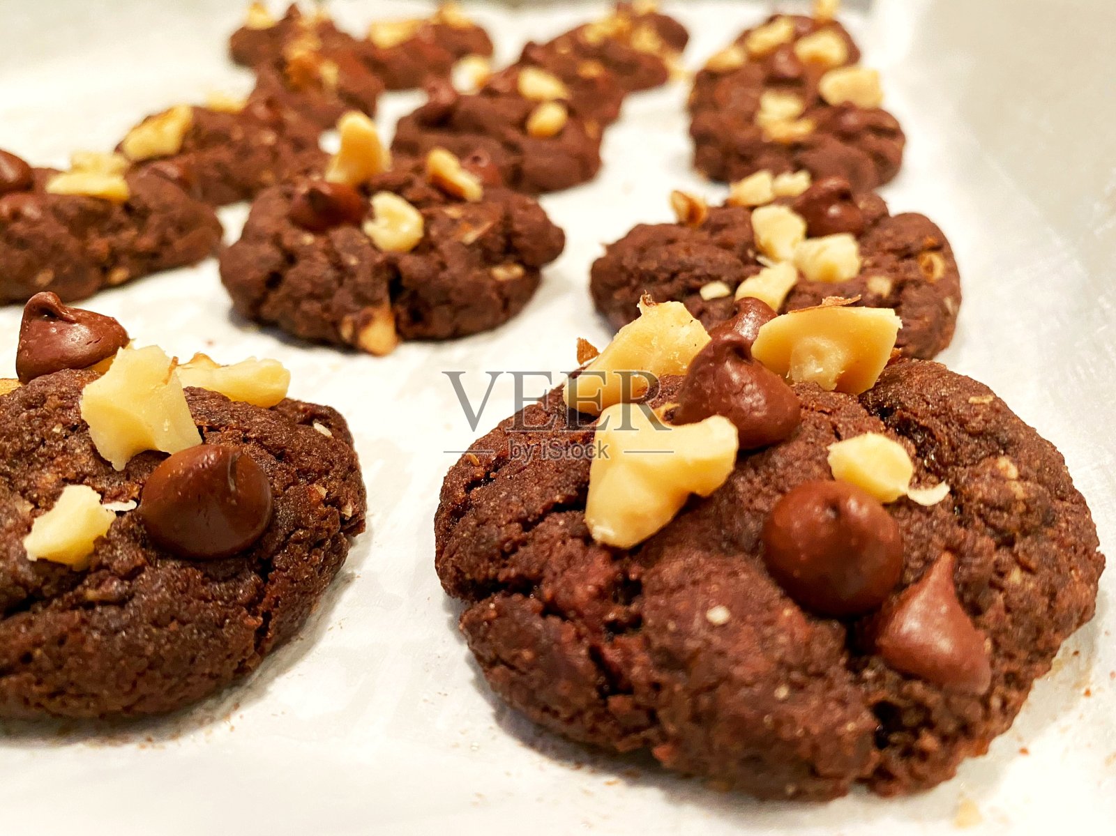 双层巧克力饼干和核桃照片摄影图片