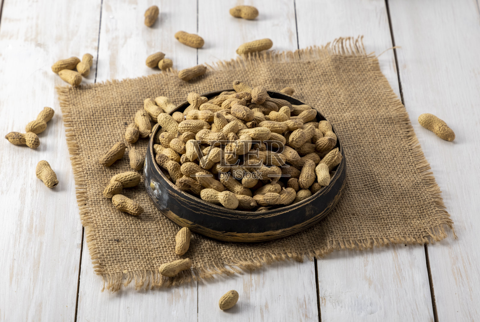 放在金属盘或碗里作点心的烤花生照片摄影图片