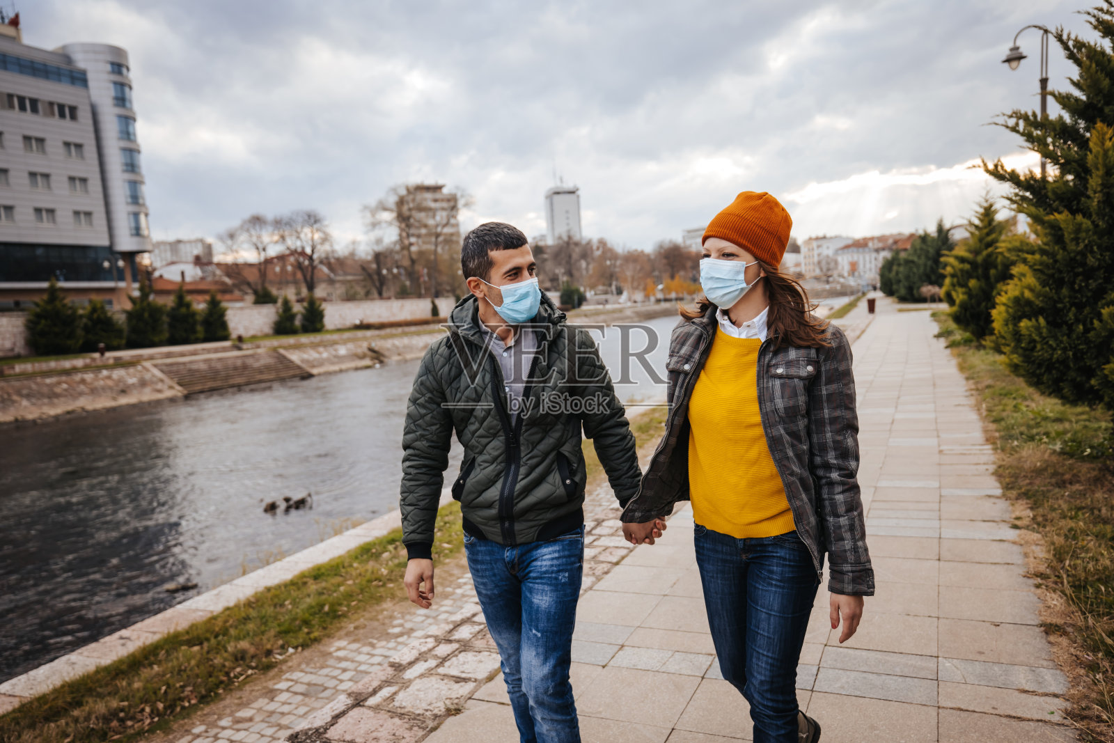 一对年轻夫妇走在城市的码头上照片摄影图片