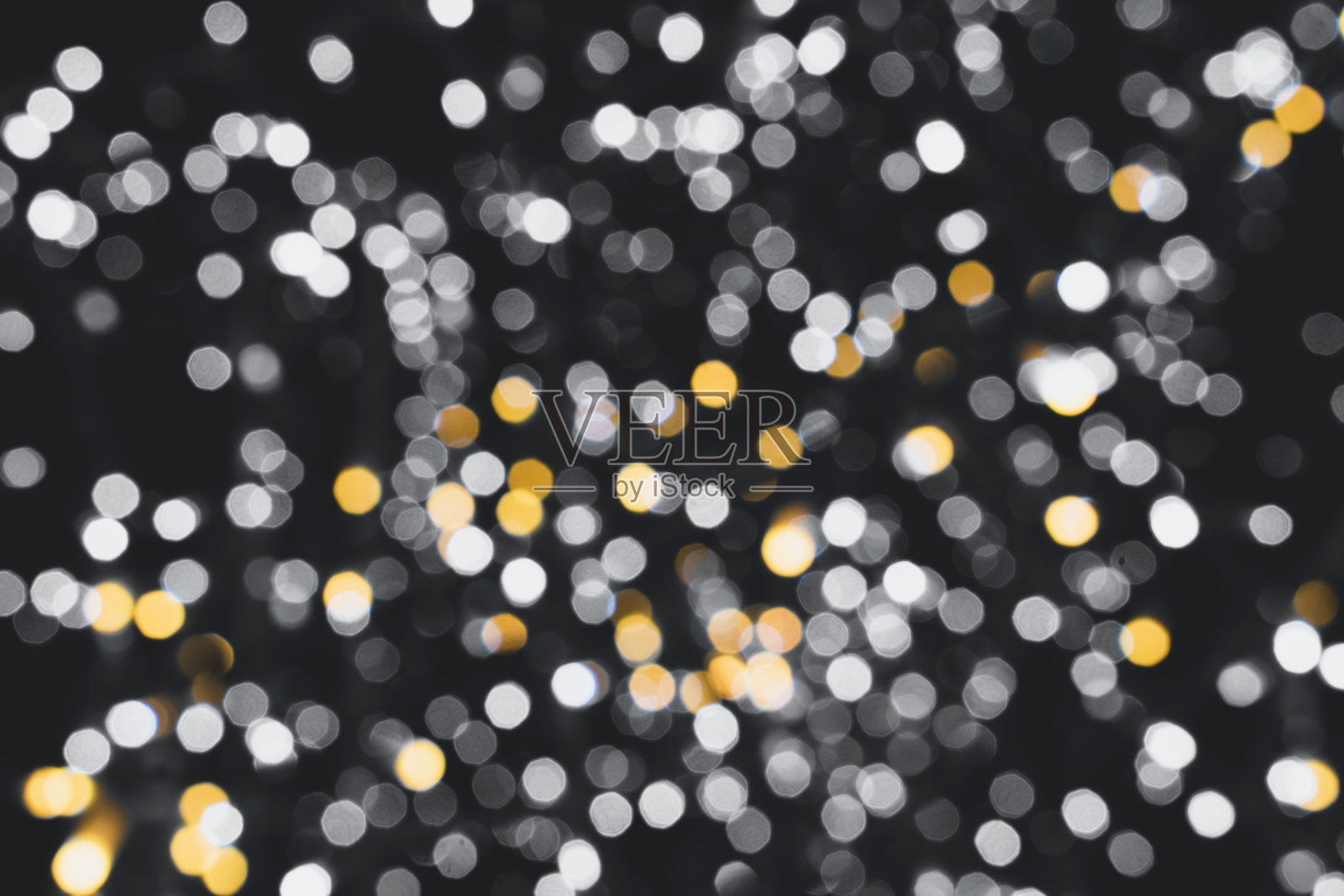 圣诞灯。新年模糊了灰色、黄色和黑色的背景。横幅。美丽的闪闪发光的背景,纹理。散景。副本的空间。文本。模板。时尚的色调。圣诞节。照片摄影图片