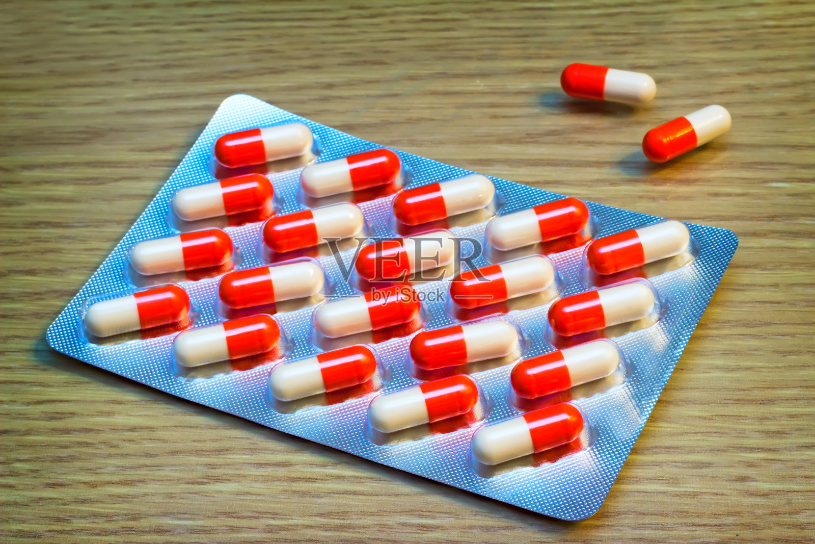 药物:片剂和胶囊。照片摄影图片