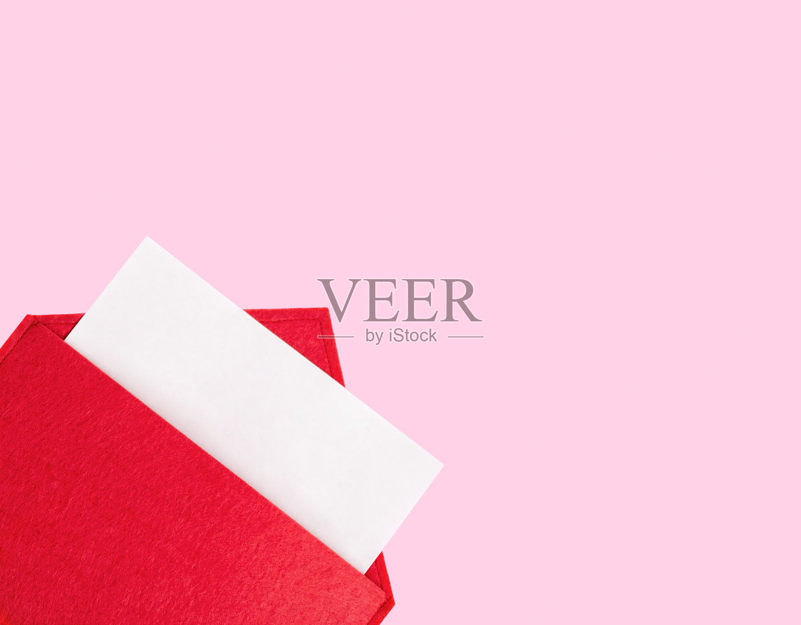 红色的开放信封与一张纸模拟在一个粉红色的背景与copyspace和模拟。情人节假期概念和爱的笔记,圣诞和新年给圣诞老人的信照片摄影图片