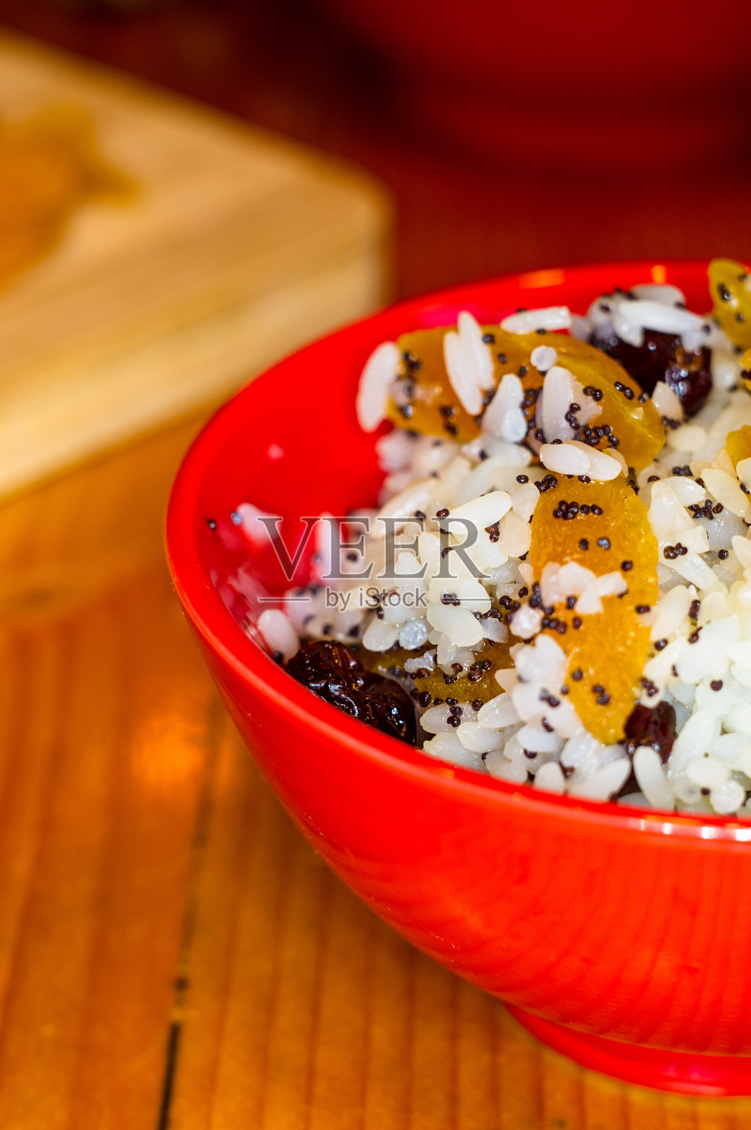 手工制作的传统东正教圣诞点心-米饭布丁,水果,蔓越莓,蜂蜜,坚果,教堂蜡烛照片摄影图片