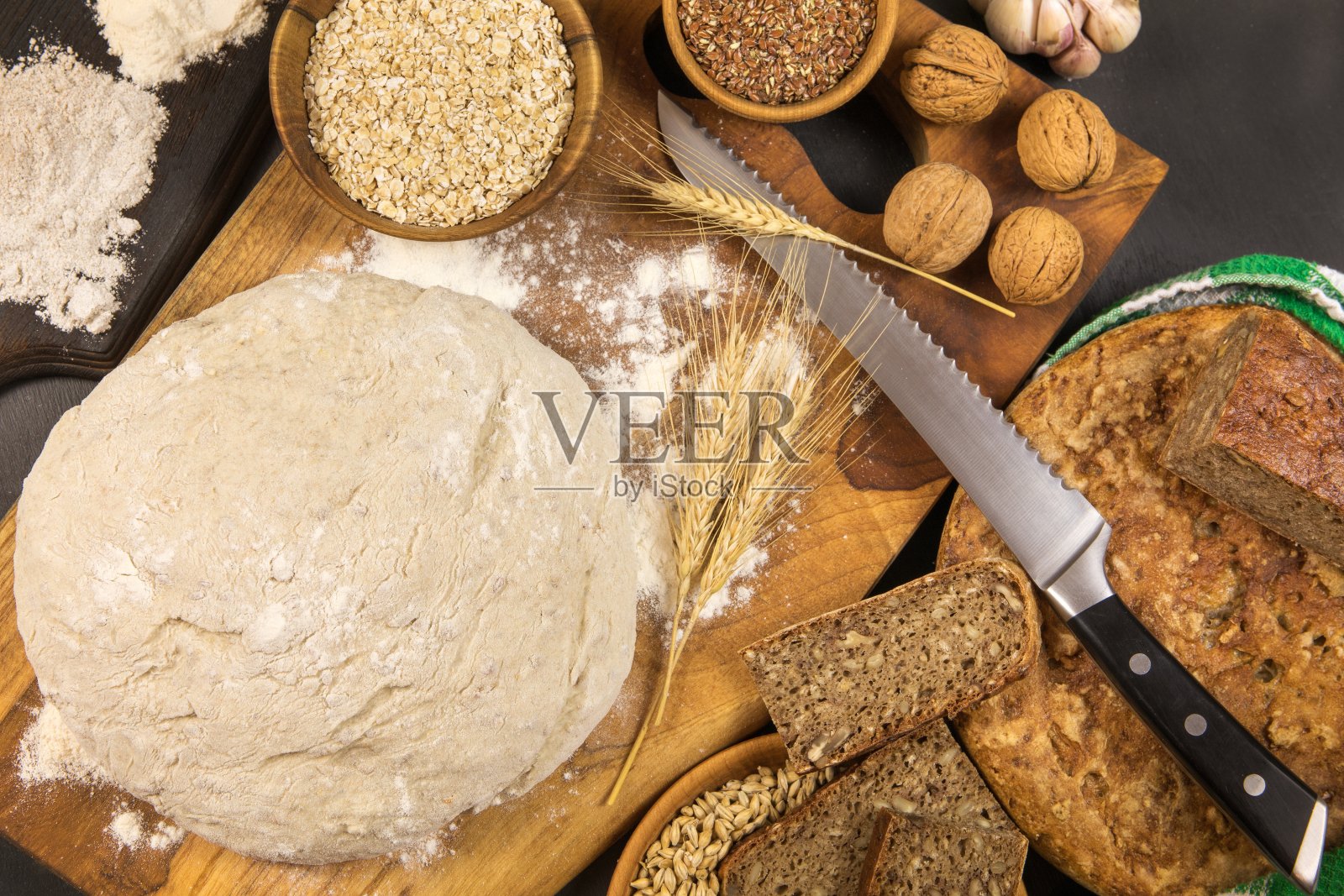 自制全麦面包。健康的糕点。制作面包的原料。桌上有全麦面包。照片摄影图片