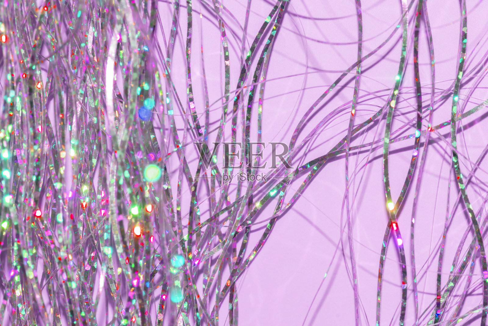 节日全息金丝流苏细节上的紫色背景照片摄影图片