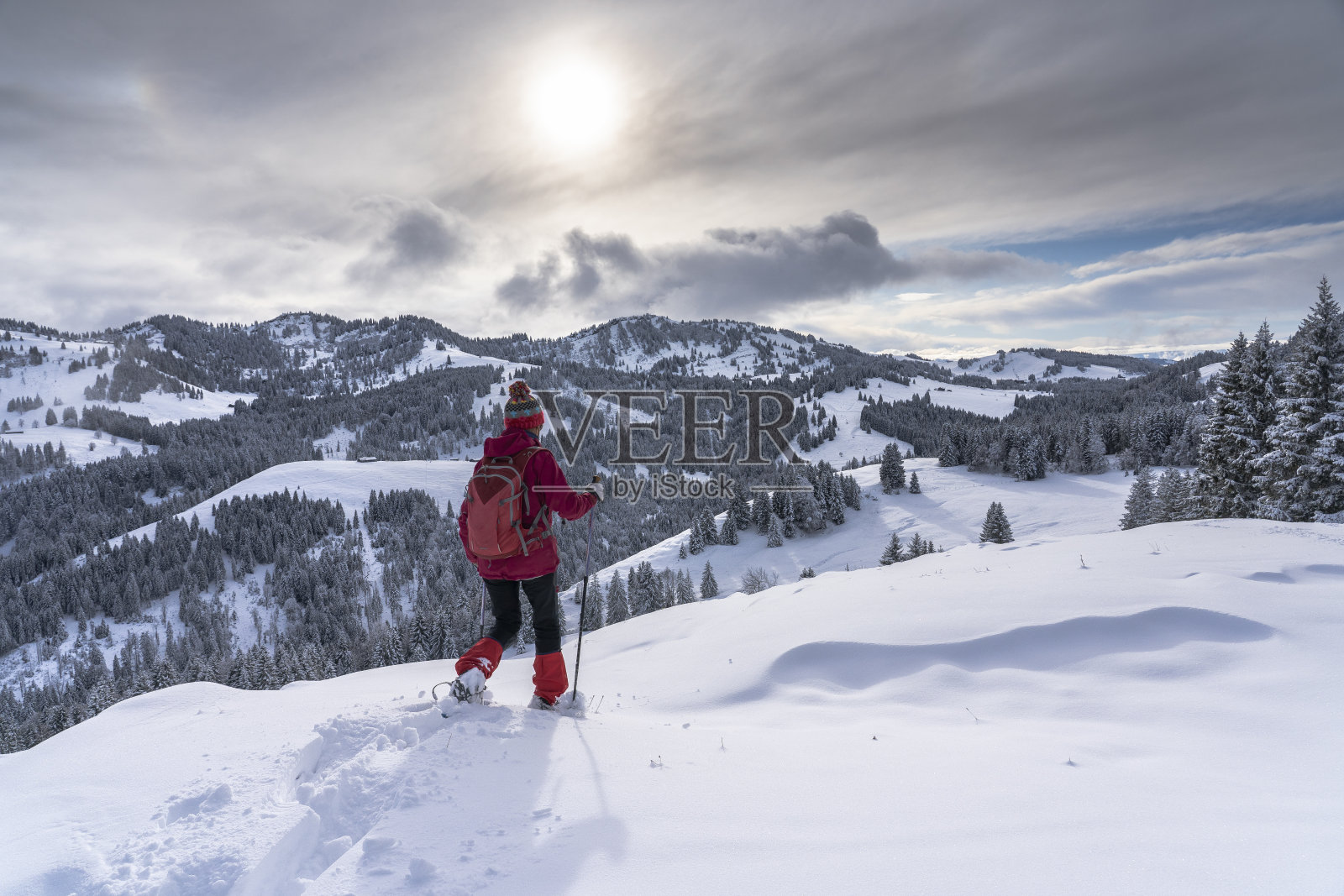 在巴伐利亚阿尔卑斯山穿雪鞋的老年妇女照片摄影图片