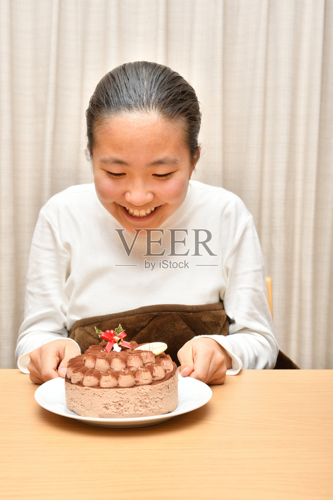 拿着整个蛋糕的日本女孩照片摄影图片