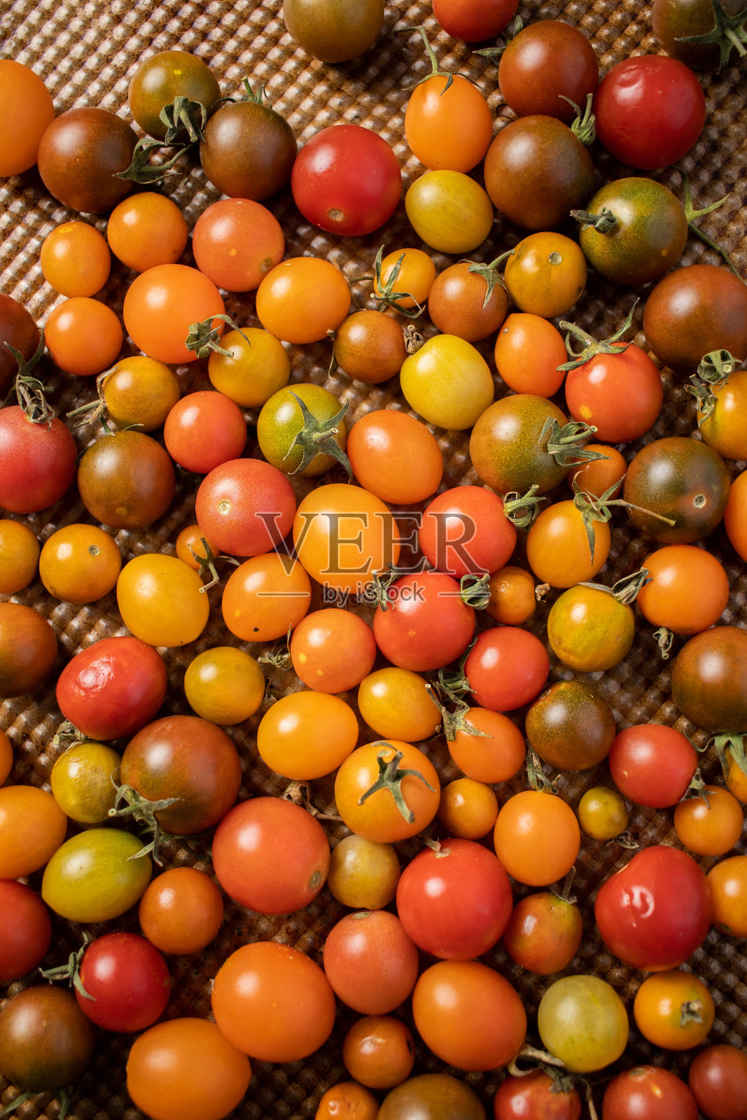 色彩鲜艳的樱桃番茄照片摄影图片