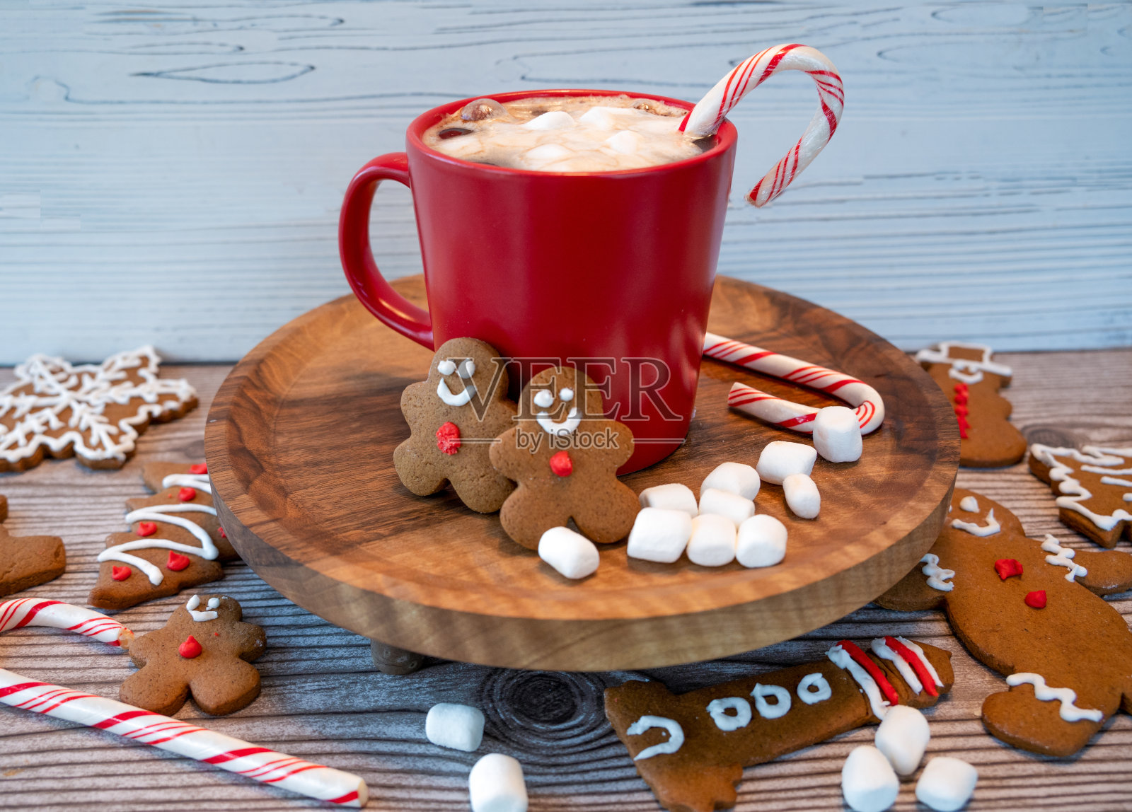一杯热巧克力配姜饼和圣诞糖果照片摄影图片