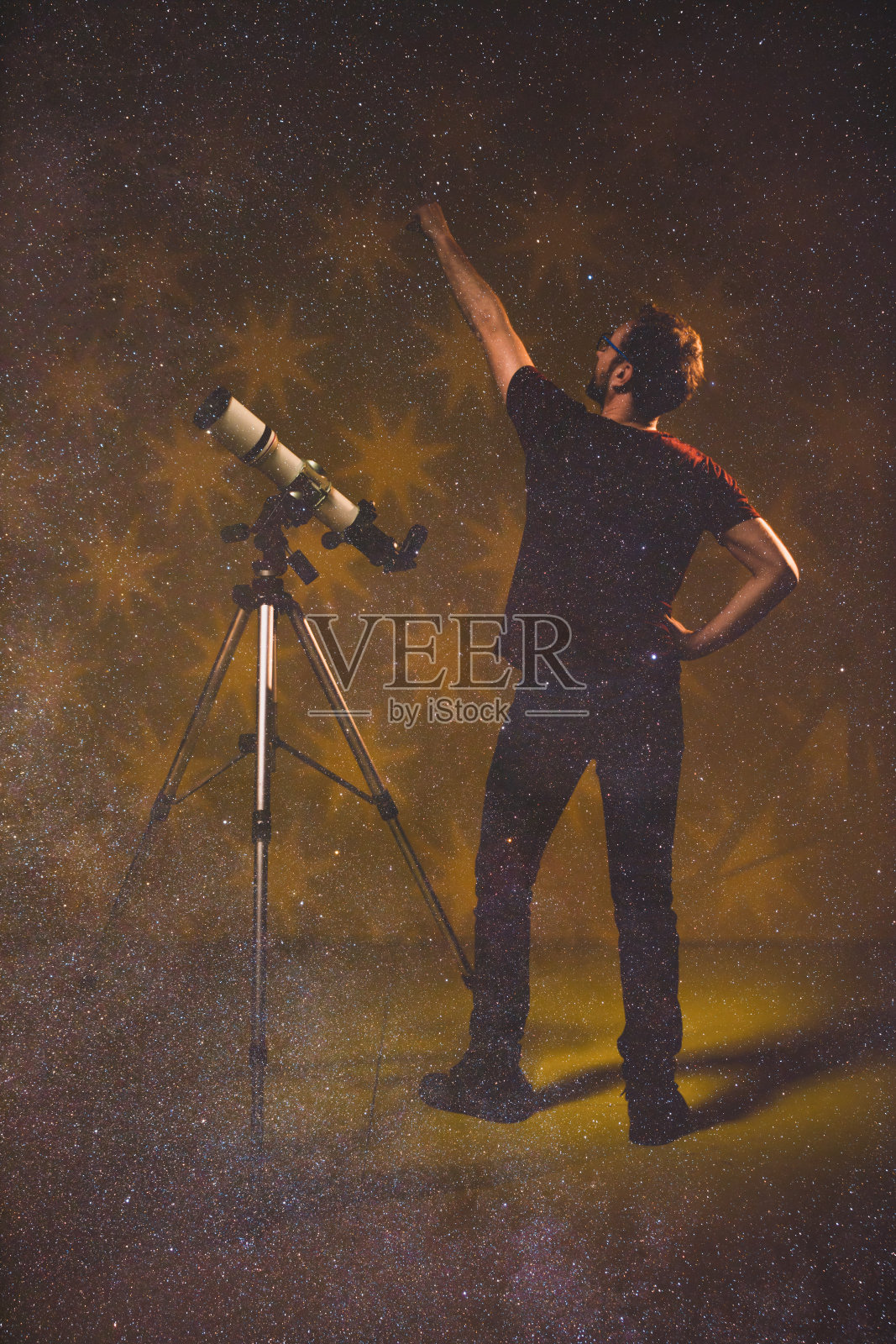 用望远镜看星星的业余天文学家。天文学和占星学的概念。照片摄影图片