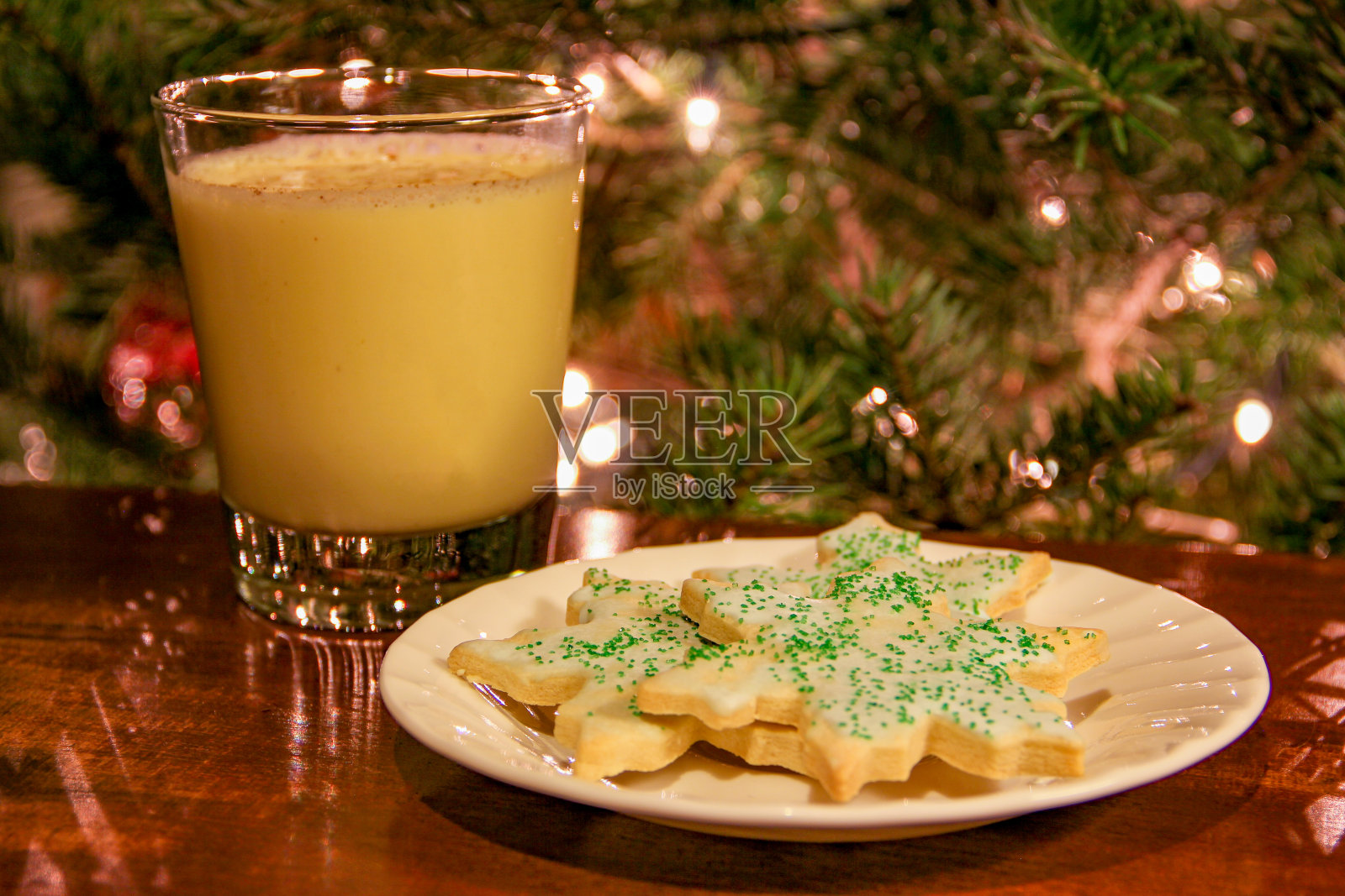 冰圣诞糖饼干和蛋酒照片摄影图片