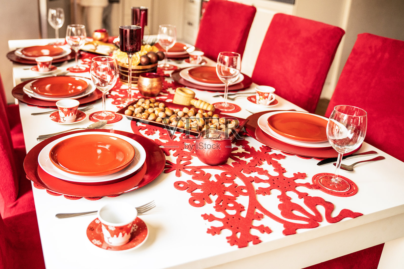 圣诞假期红桌子设置概念照片。照片摄影图片