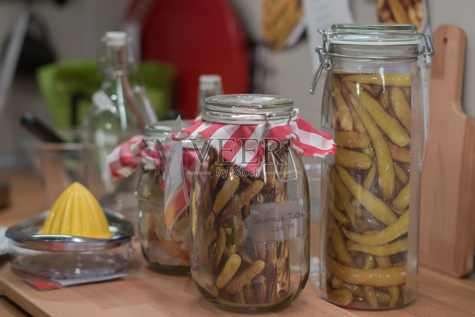 罐子里的腌菜。照片摄影图片