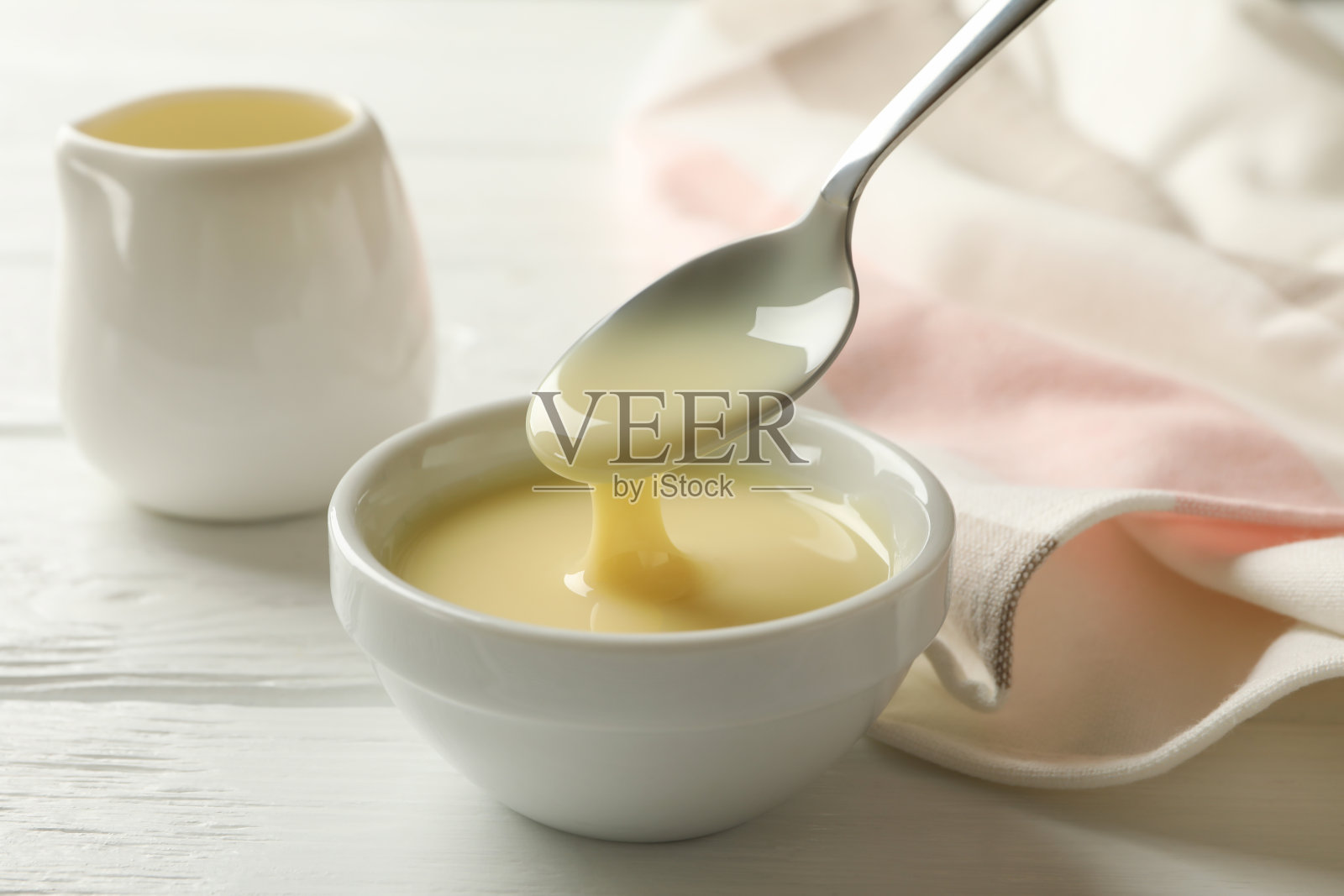 厨房毛巾和碗与炼乳木制背景照片摄影图片