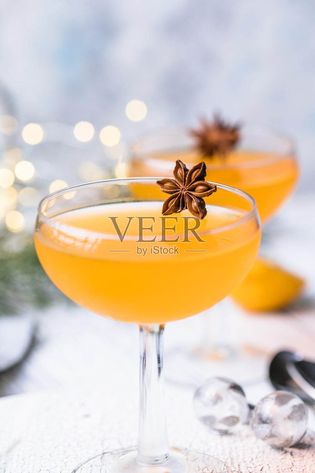 白色的木桌上放着橘子或橘子果冻甜点。圣诞和新年饮食甜蜜照片摄影图片