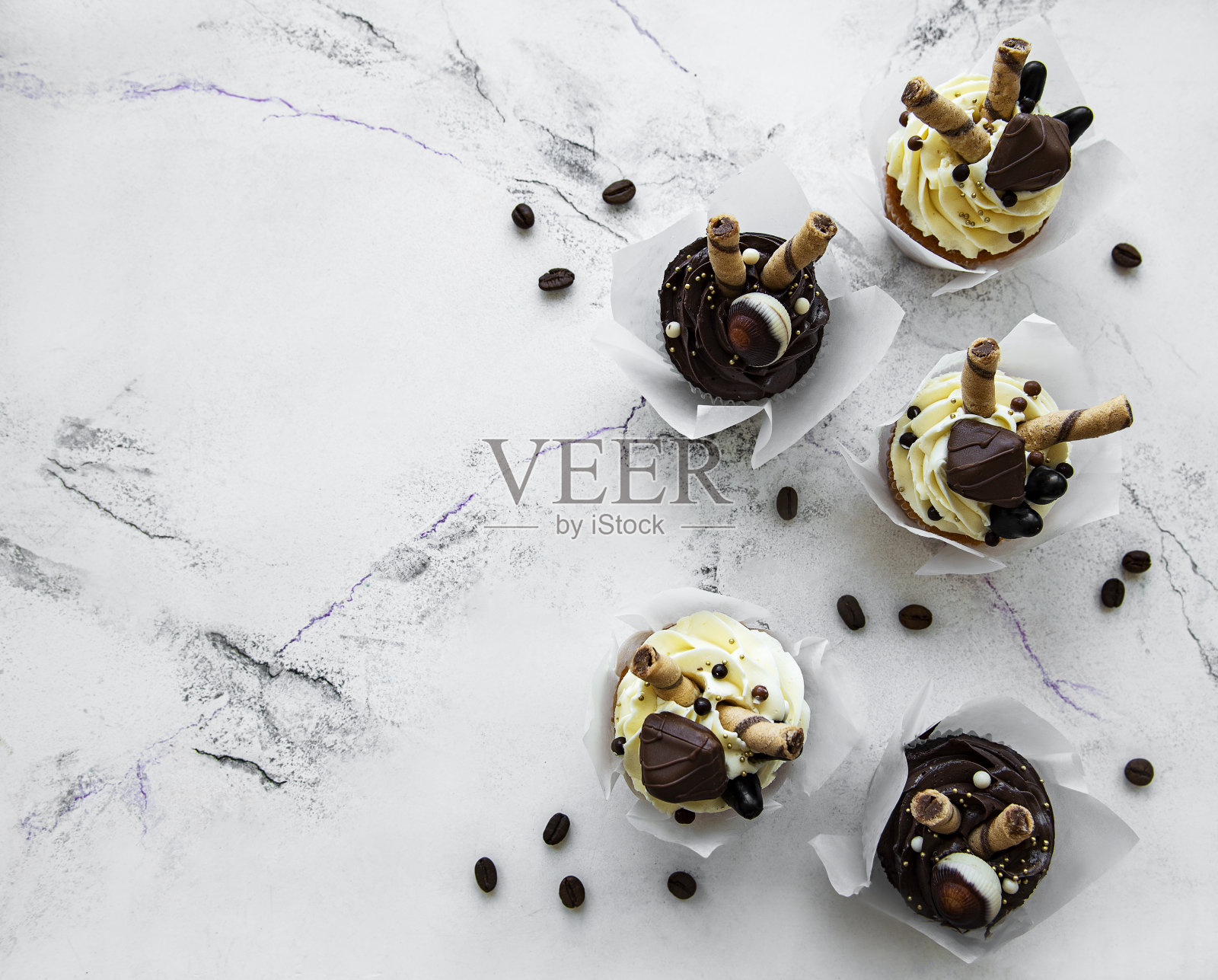 白色大理石背景上的巧克力蛋糕照片摄影图片