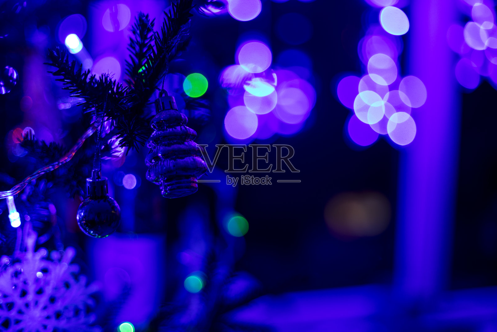 新年节日背景用丁香装饰圣诞树和圣诞树,荧光横向格式照片摄影图片