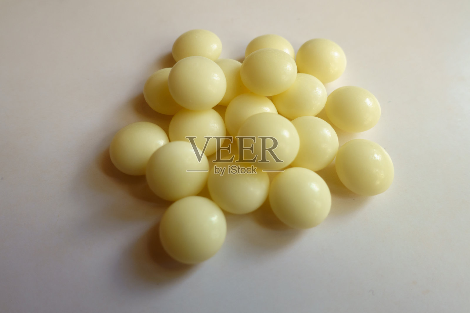 一小把淡黄色的木糖醇薄荷特写照片摄影图片