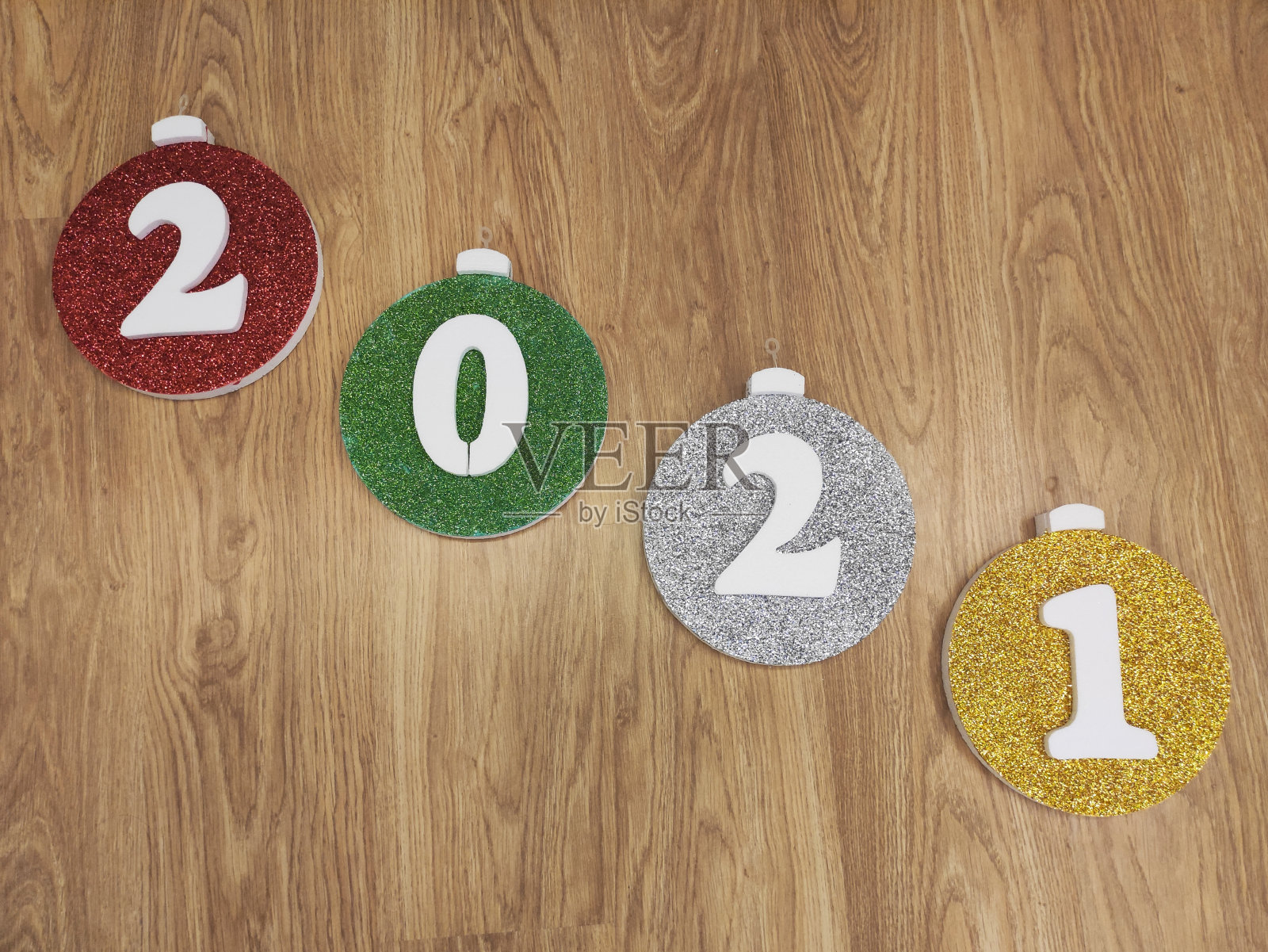 木地板上有2021年新年设计的圣诞装饰品照片摄影图片